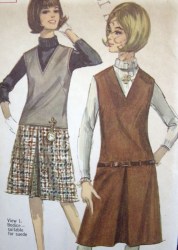 6135 SIMPLICITY JR 1965 SLEEVELESS V-JUMPER, SUEDE SKIN OR NOT PATTERN 13 33"